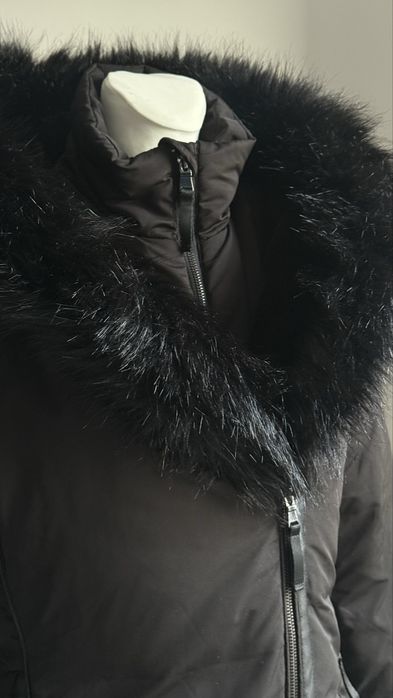 Czarna kurtka Zara elegancka zimowa kaptur futerko