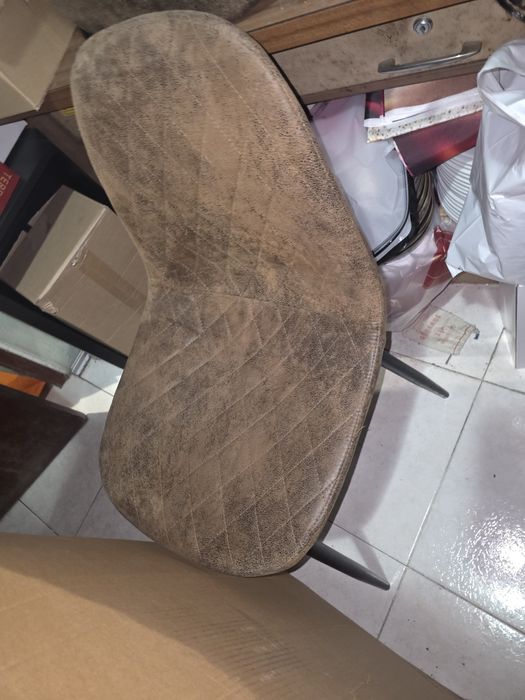 Cadeiras castanhas