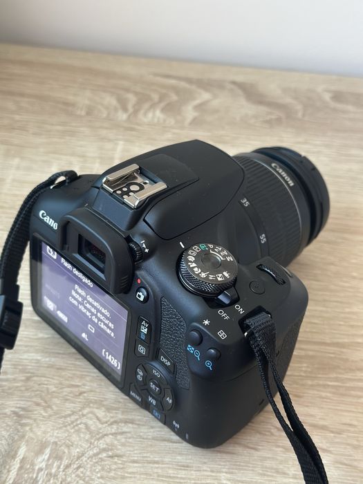 Máquina Fotográfica Canon EOS 2000D com mala transporte