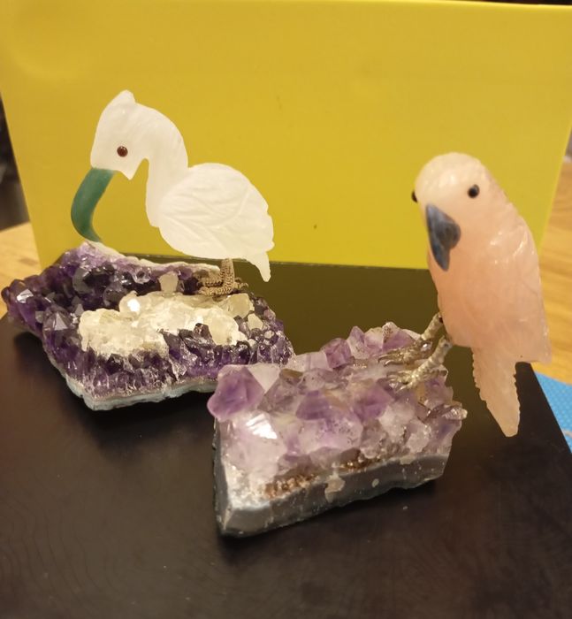 Par de figuras decorativas em pedra natural sobre ametista