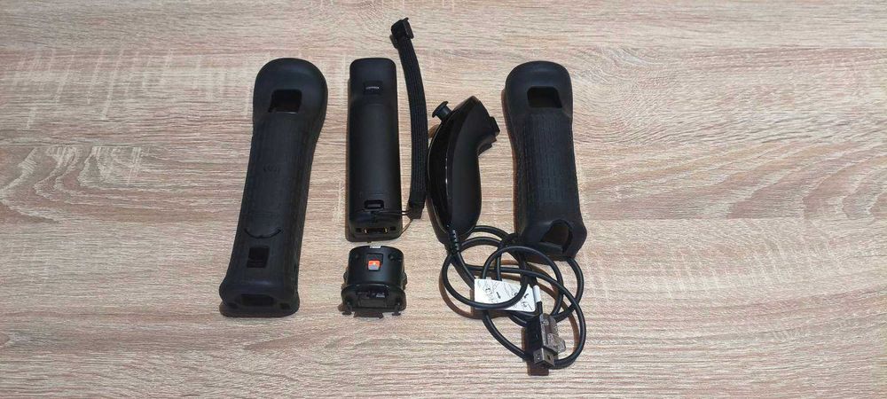 Nintendo Wii czarny Wii Remote + Nunchuk + Motion Plus + 2 etui