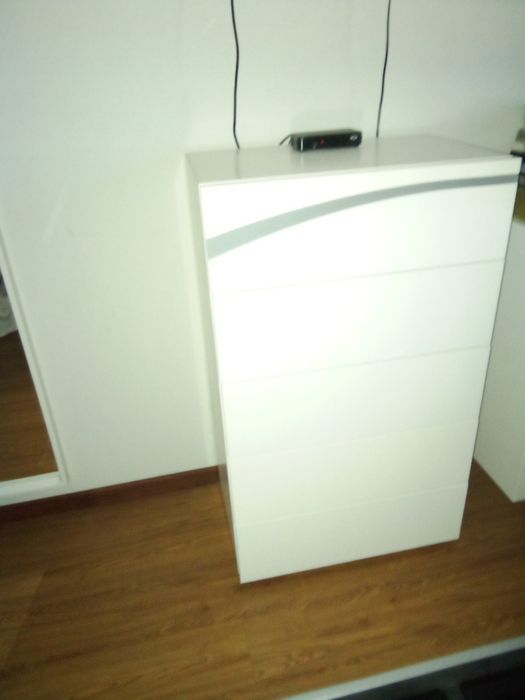 Mobília de quarto,  cama elevatória, colchão,camiseiro e uma mesinha.