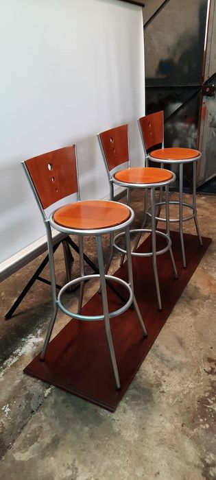 Bancos altos em ferro e madeira para cafe pastelaria