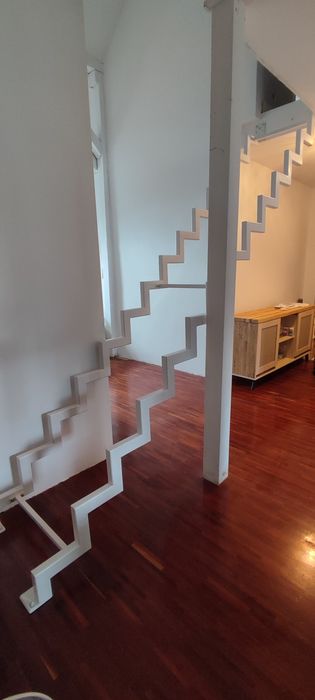 Schody stalowe wewnętrzne schody dywanowe  policzkowe