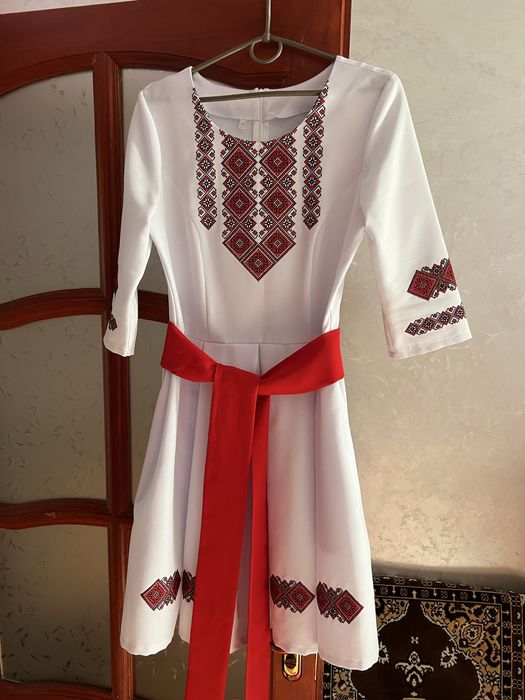 Вишита сукня