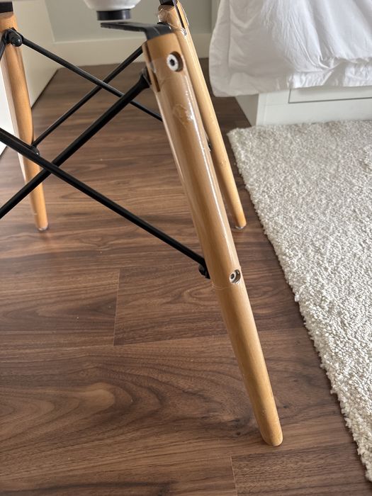 Cadeira branca com pés em madeira