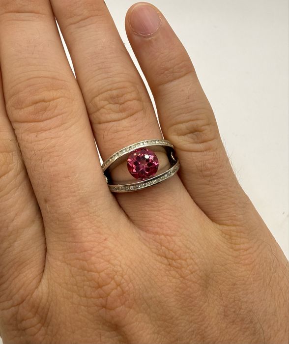 Złoty pierścionek z topazem 2,51ct i diamentami 0,13ct