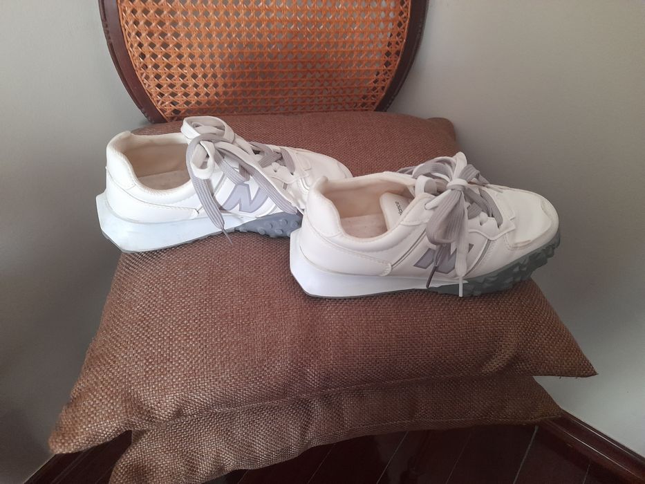 Ténis Novos  branco e cinza