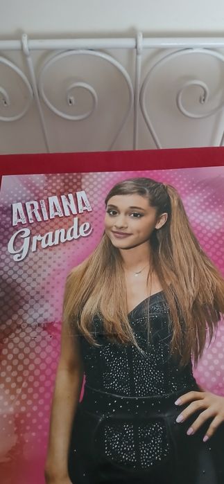 Poster Ariana Grande, novo