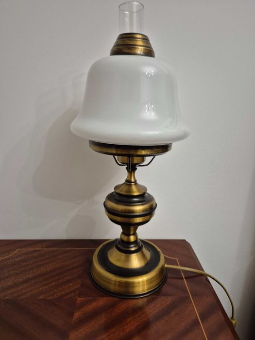 Par de Candeeiros Vintage Estilo "Petróleo" – Latão e Vidro Opalino