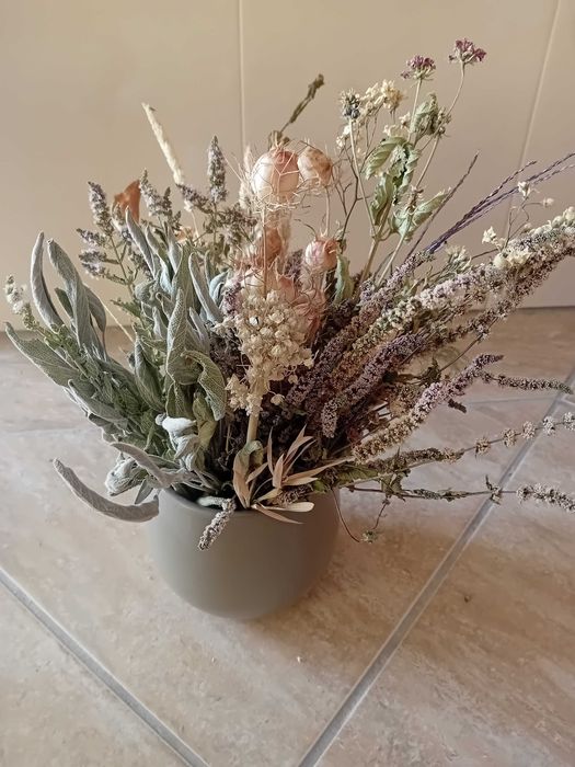 Ramo de flores secas em vaso decorativo