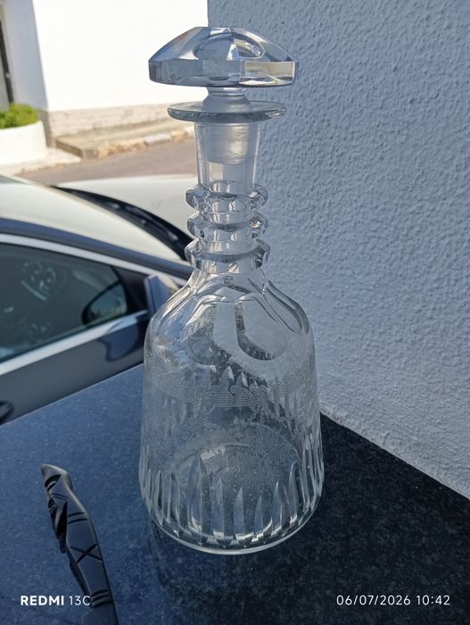 Garrafa antiga lapidada impecável