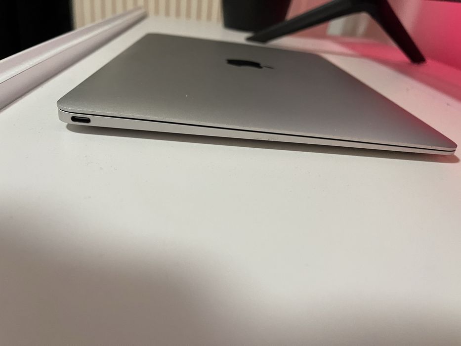 Macbook 12 Apple 8 gb  mobilny mały piekny i poreczny.