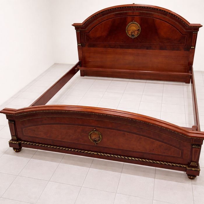 Cama de casal clássica em madeira com detalhes em bronze – estilo neoclássico