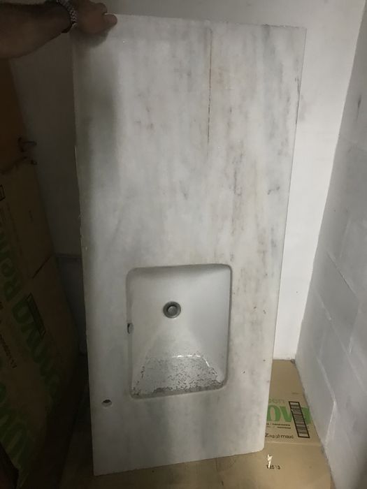 Lavatório em pedra mármore com cerâmico encastrado Valadares