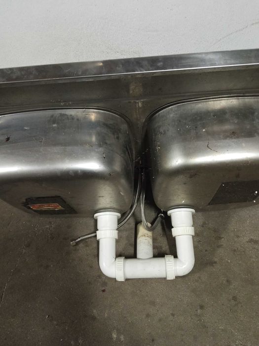 Zlewozmywak dwukomorowy z baterią