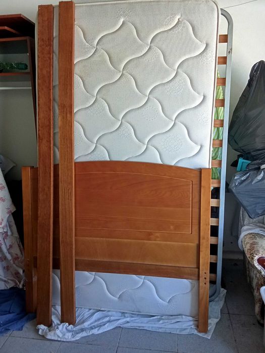 Cama de solteiro em pinho mel,