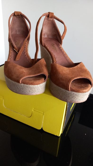 Sandálias Max tamanho 37.