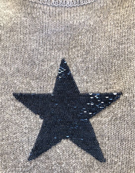 Camisola cinza com estrela em lantejoulas
