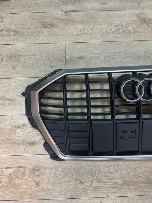 Решітка радіатора Audi Q3 83A 18-
