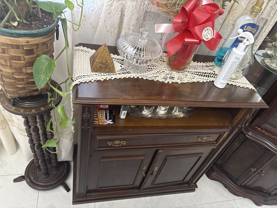 Sofa cama em pele  duas poltronas  mesa de sala e um pequeno armario