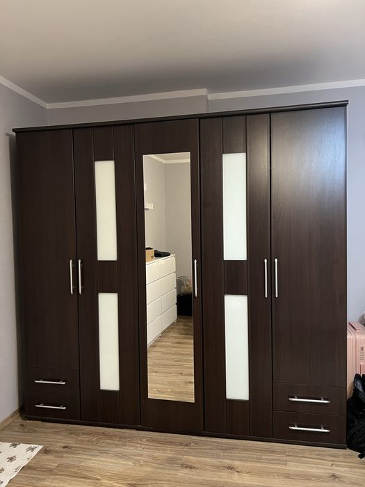 duża szafa z lustrem