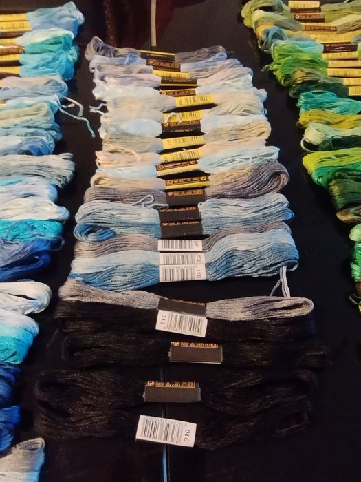 300 medas de linha, fio  para bordados.  Marca branca.