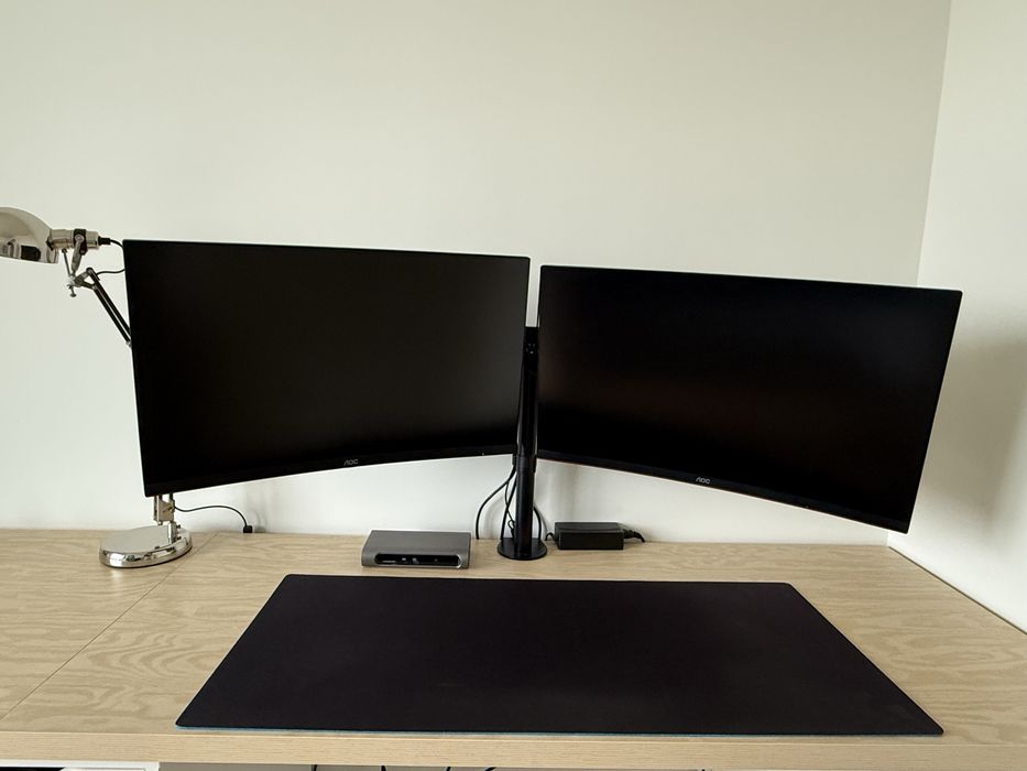 Setup 2 Monitores Gaming AOC Curvos 27” + Braço Duplo Kensington