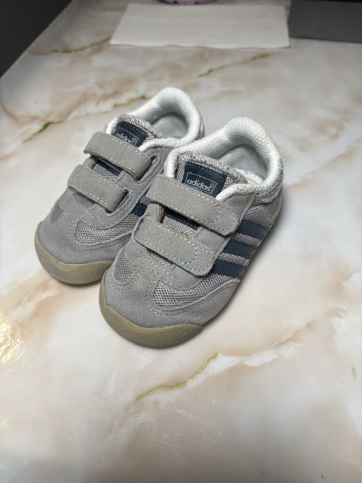 Кросівки Adidas на хлопчика UK 4