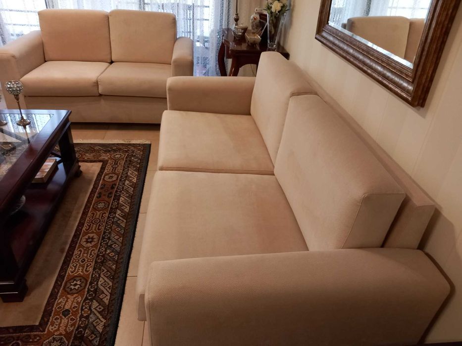 Conjunto de 2 sofás como novos de 3 lugares e de 2 lugares