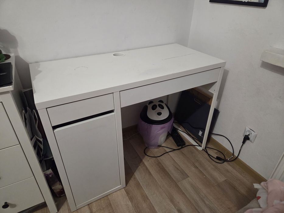 Białe biurko Ikea