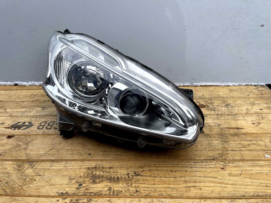 Lampa przód prawy Peugeot 208  soczewka