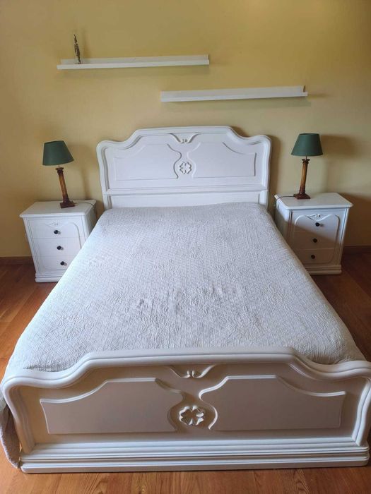 Quarto Completo em Madeira Maciça – Cama, Cómoda, Mesas de Cabeceira e Candeeiros