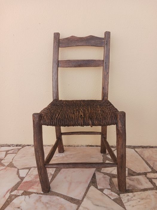Cadeira antiga com acento em vime