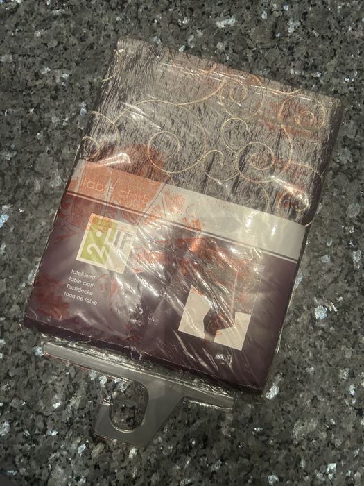 Duzy zloty obrus -42x220 Nowy