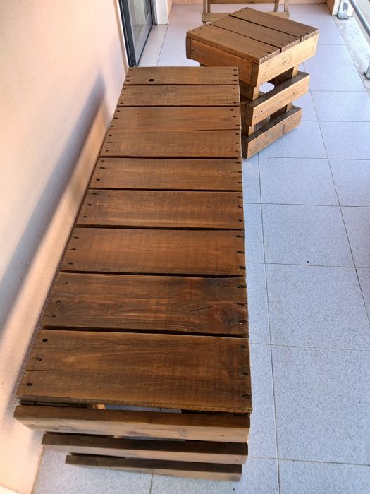 Banco e mesa de madeira rústicos