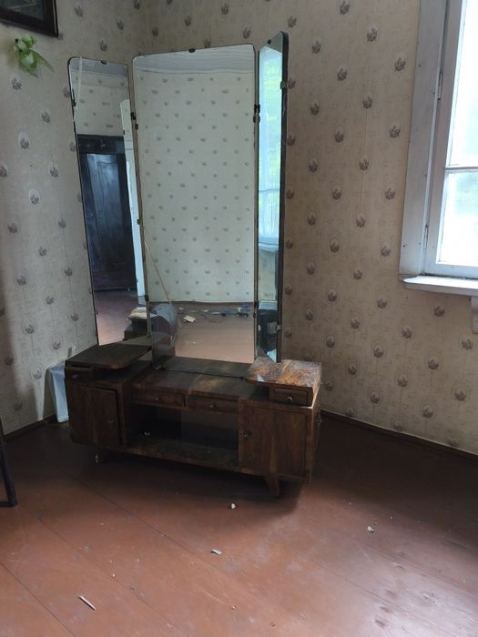 Toaletka vintage z potrójnym lustrem – piękny mebel retro