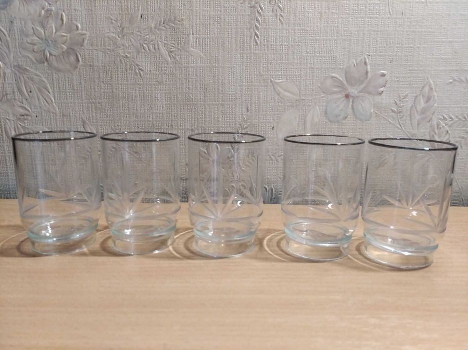 стеклянные рюмки.Стопки.