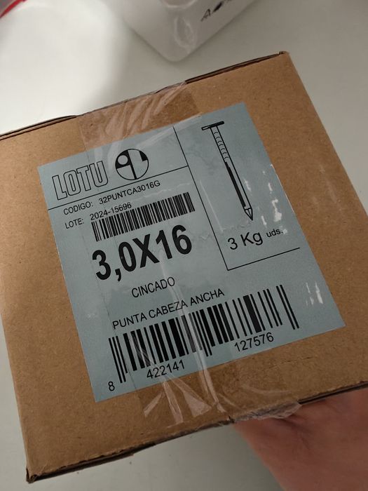 Mais de 2,5kg de pregos zincados de cabeça chata 3,0x16