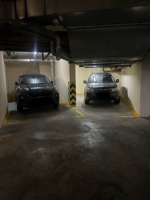 Продам паркомісце Срібнокільська,1