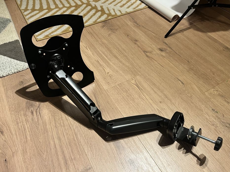 Uchwyt na monitor laptopa