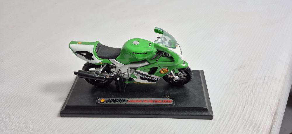 Model kolekcjonerski Kawasaki Ninja ZX-7RR – Kawasaki Racing Team – Sh