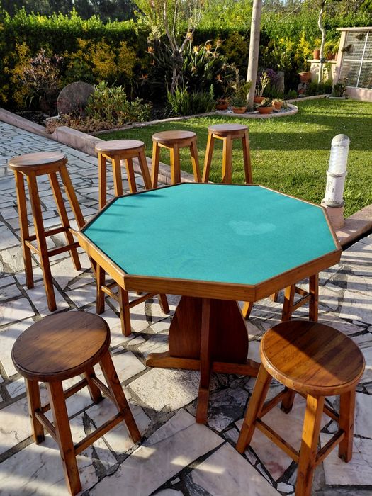 Mesa de jogo e bancos  + bancos altos de bar