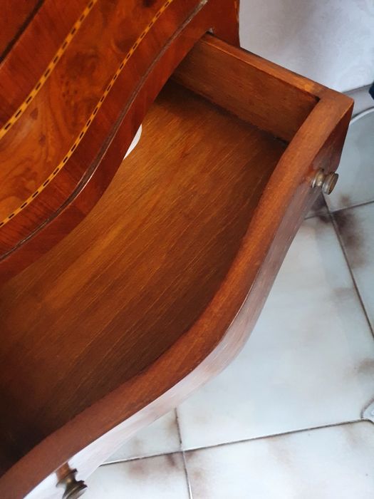 Продам тумбочку с нат дерева ,инкрустированную.