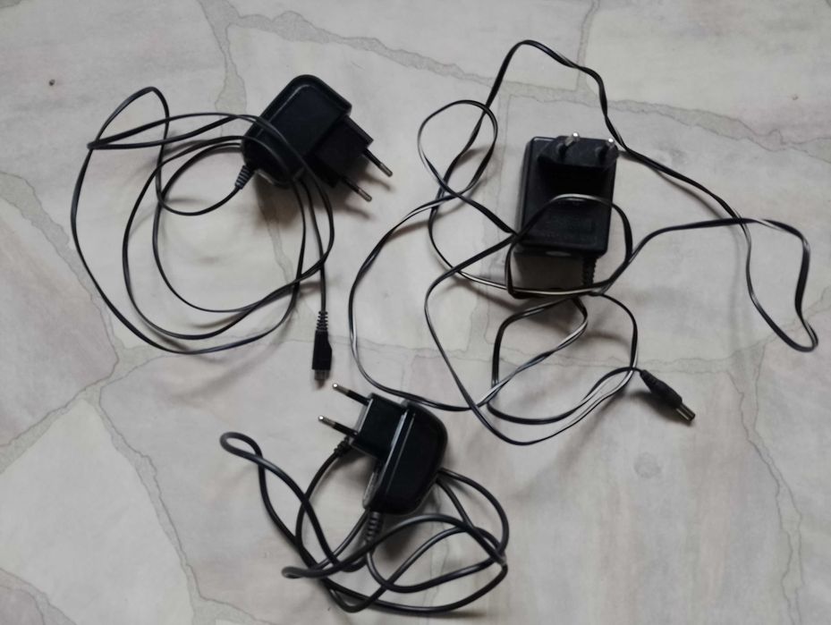 Кабелі, адаптери для телефонів, шнури USB і інше.