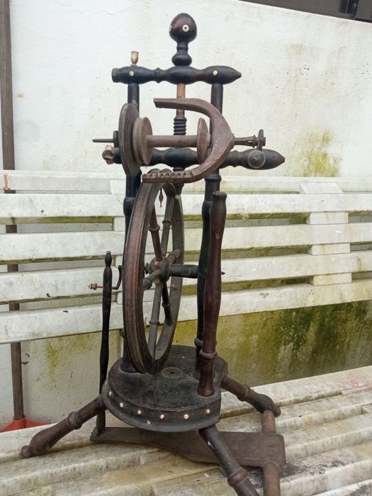 Fiadeira de roca. Com aplicações de material nobre.Antiquissi.