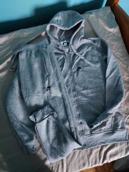 Dresy męskie i damskie z wyszwanym logo. Od S do XXL