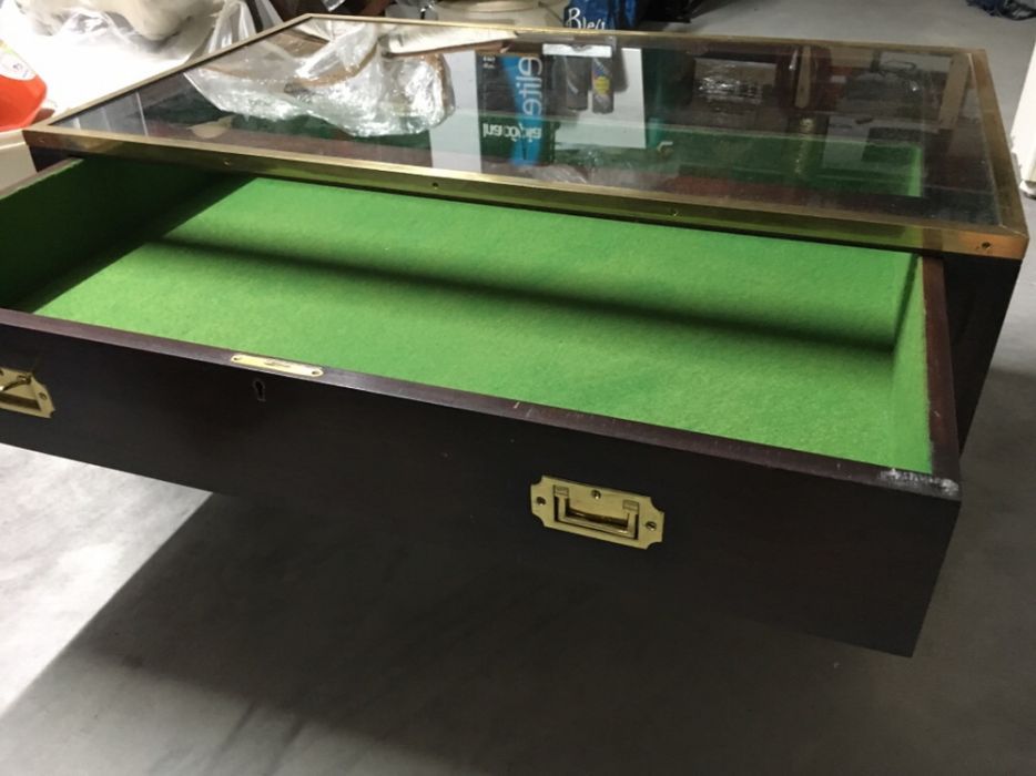 Mesa em mogno com tampo vidro