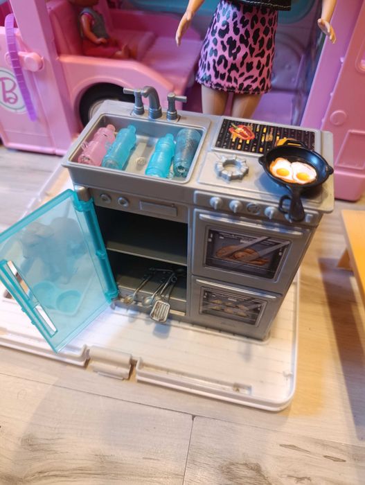 Camper Barbie z wyposażeniem