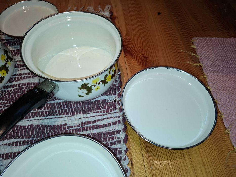 Garnki emaliowane w kwiaty z pokrywkami
